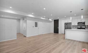 2336 Westwood Blvd in Los Angeles, CA - Building Photo - Building Photo