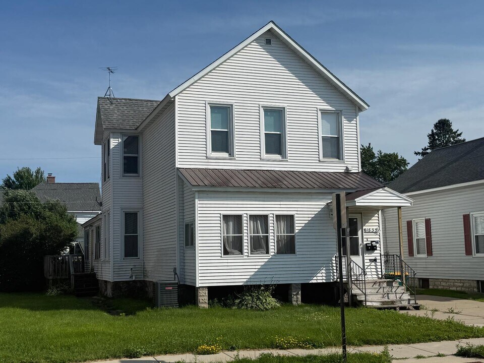 1835 Dunlap Ave in Marinette, WI - Building Photo