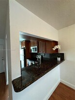 427 Santander Ave, Unit 405 in Coral Gables, FL - Building Photo