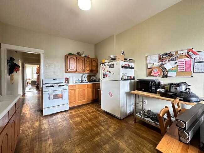 2623 W Crystal St, Unit M08H in Chicago, IL - Building Photo - Building Photo