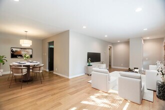 2011 Cleveland St in Evanston, IL - Building Photo - Building Photo