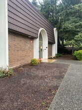 11208 NE 68th St in Kirkland, WA - Building Photo - Building Photo