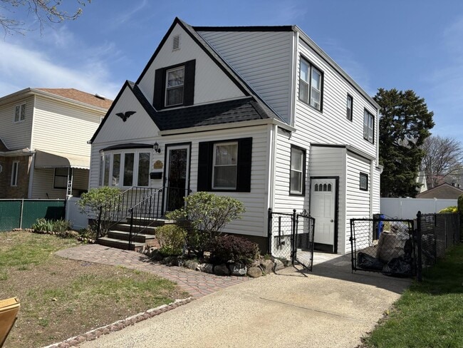 81-11 261st St in Queens, NY - Building Photo - Building Photo