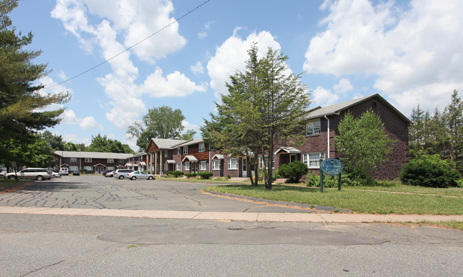 Glastonbury Crossing in East Hartford, CT - Building Photo - Building Photo