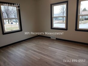 2237 W Rohr Ave in Milwaukee, WI - Foto de edificio - Building Photo