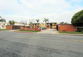 Elden Court Apartment Homes in Costa Mesa, CA - Building Photo - Building Photo