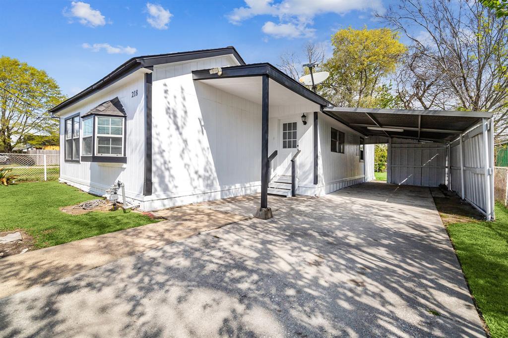 218 E Fayle Ave in Baytown, TX - Building Photo