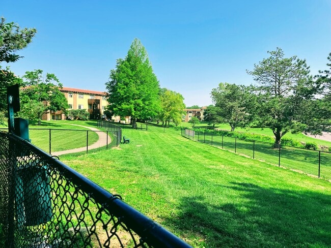 Crown Point Apartments in Topeka, KS - Building Photo - Building Photo