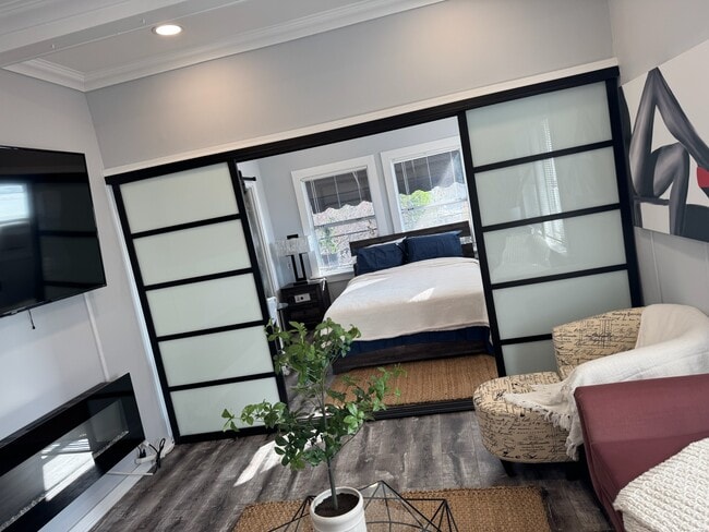 5919 Lexington Ave, Unit 5919 Lexington Ave