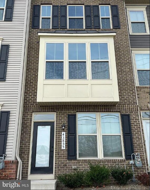 43855 Stubble Cor Sq in Ashburn, VA - Foto de edificio