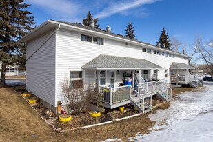 638 Merrill Dr NE in Calgary, AB - Building Photo