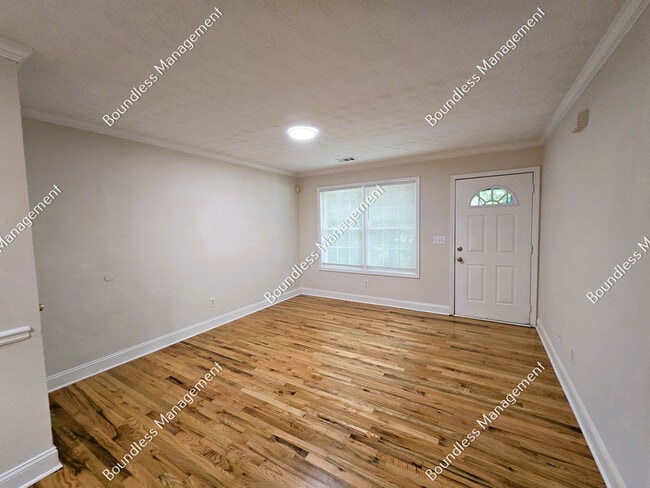 1687 Thoms Dr NW in Atlanta, GA - Foto de edificio - Building Photo