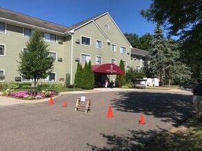 Mill Pond Manor - 62+ Senior Housing in Saline, MI - Building Photo - Building Photo