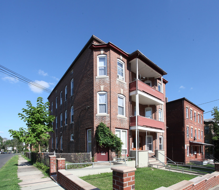 107 Gold St in New Britain, CT - Building Photo