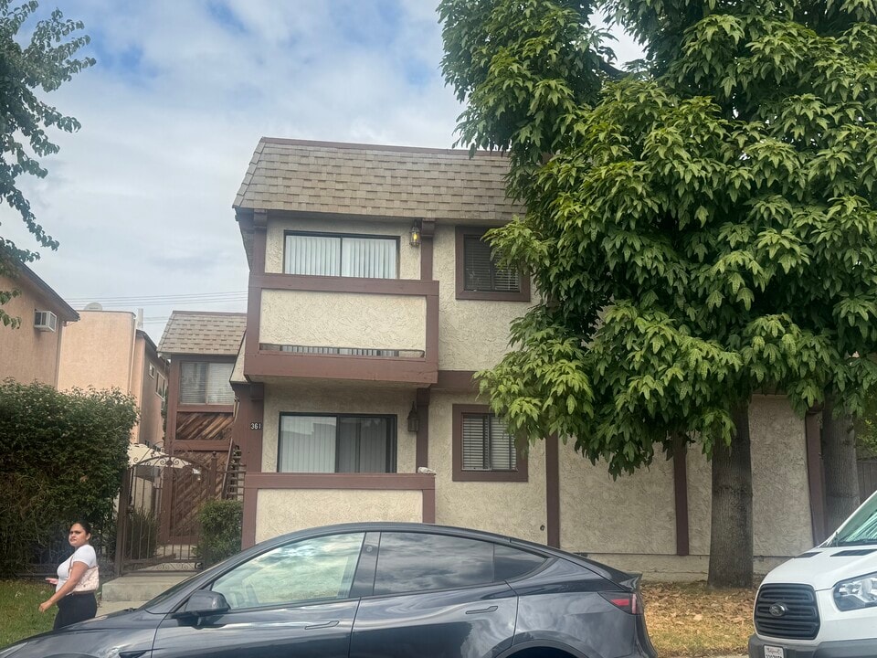 361 E Santa Anita Ave, Unit Unit C in Burbank, CA - Building Photo