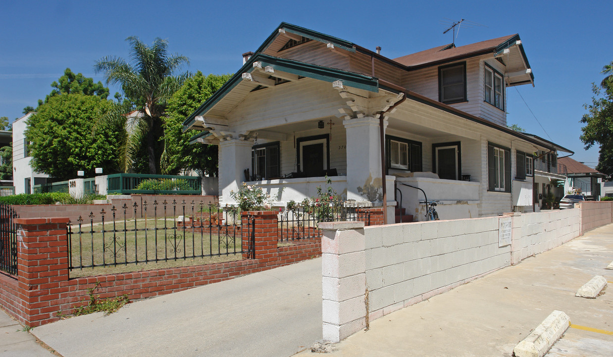 370 Los Robles Ave in Pasadena, CA - Building Photo