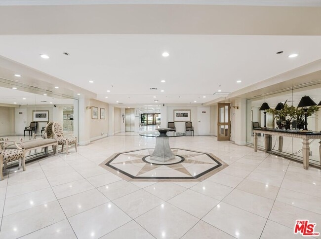 441 N Oakhurst Dr in Beverly Hills, CA - Foto de edificio - Building Photo