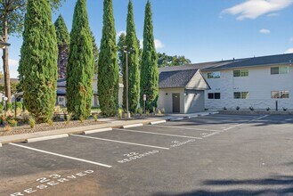 Pine Grove in Portland, OR - Foto de edificio - Building Photo