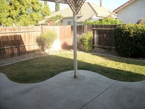 10620 Petalo Dr in Bakersfield, CA - Building Photo - Building Photo