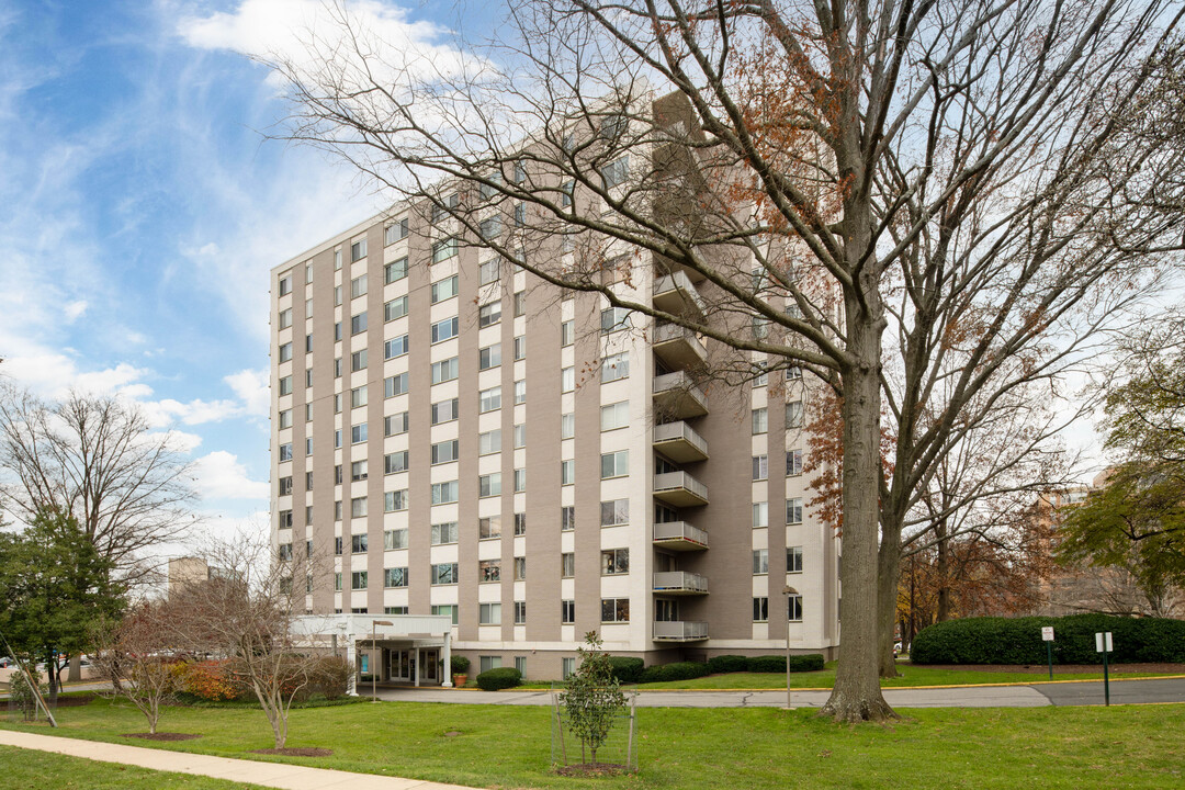 Whitehall West Building in Bethesda, MD - Building Photo