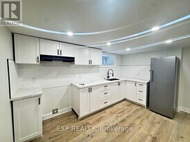 952 Main St E in Hamilton, ON - Building Photo