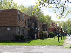 Trenton Place Apartments in Willoughby, OH - Foto de edificio - Building Photo
