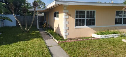 571 Trade Winds Dr in Dunedin, FL - Building Photo - Building Photo