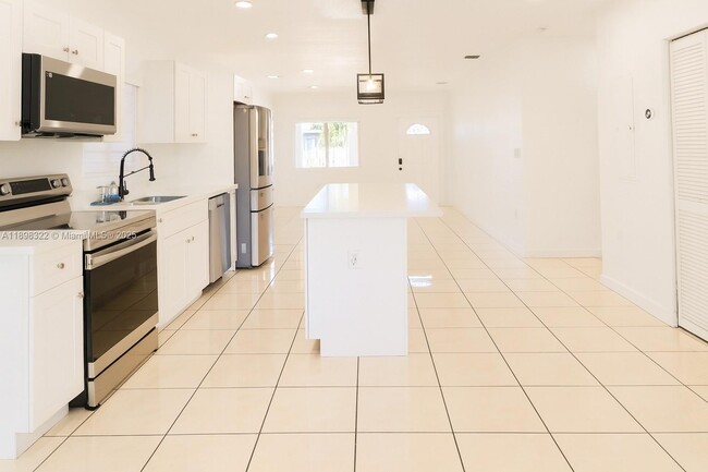 2312 NW 82nd St in Miami, FL - Building Photo - Building Photo