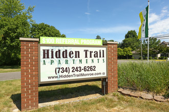 Hidden Trail Apartments in Monroe, MI - Foto de edificio - Building Photo