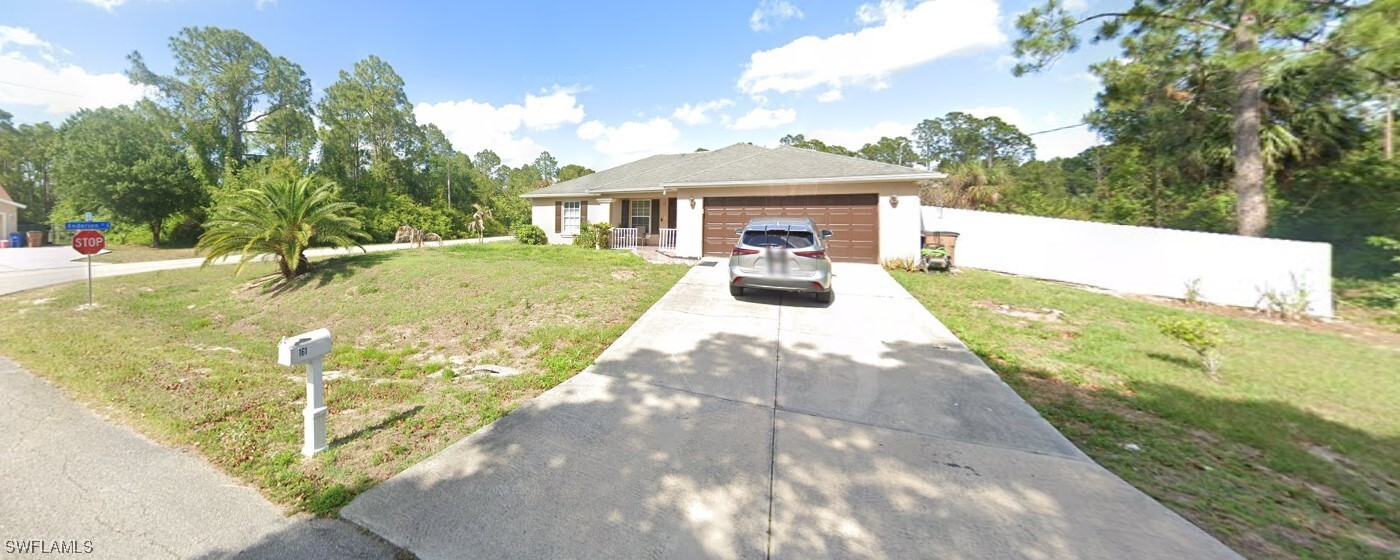 161 Birch Ave in Lehigh Acres, FL - Foto de edificio