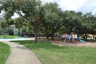 1635 Castle Ct in Houston, TX - Foto de edificio - Building Photo