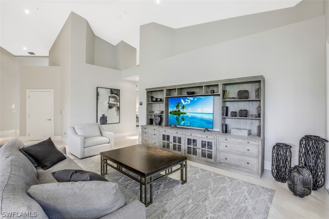 107 Colonade Cir in Naples, FL - Building Photo