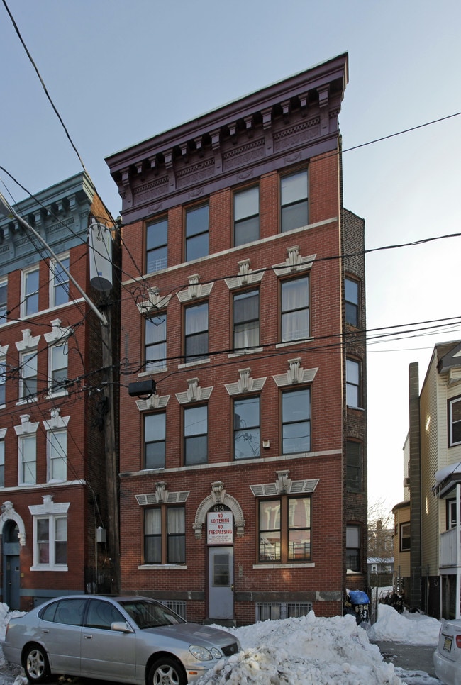 63 Oak St in Jersey City, NJ - Building Photo - Building Photo