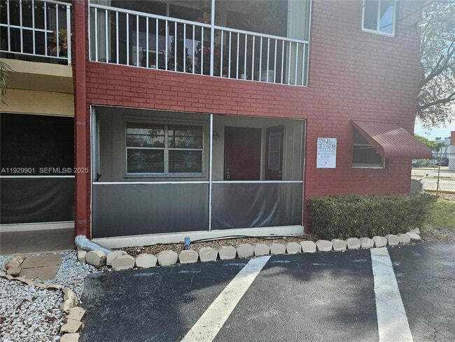 2041 NW 81st Ave in Pembroke Pines, FL - Building Photo - Building Photo