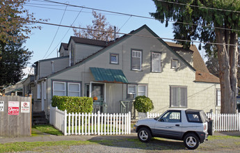 Puyallup Courtyard Apartments in Puyallup, WA - Building Photo - Building Photo