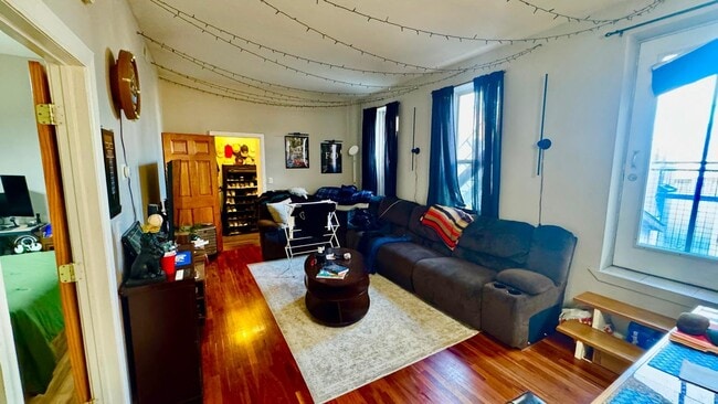 1368 W Evergreen Ave, Unit 2R