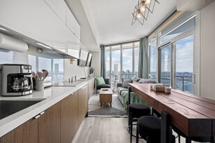 525 Front St W in Toronto, ON - Building Photo