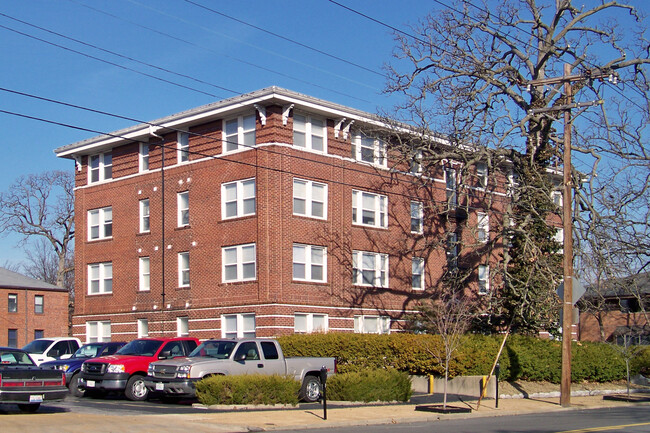 Clayton Square Apartments in Clayton, MO - Building Photo - Building Photo