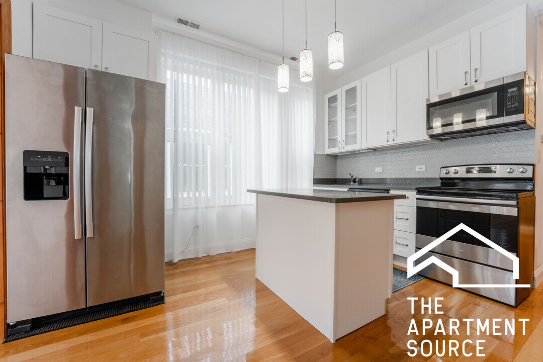 2247 W Iowa St in Chicago, IL - Building Photo