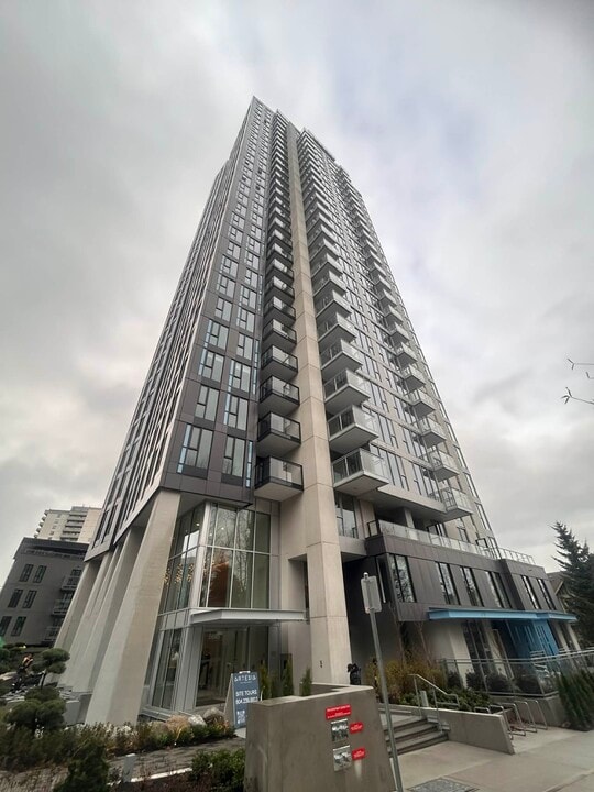 5685 Halley Ave in Burnaby, BC - Building Photo
