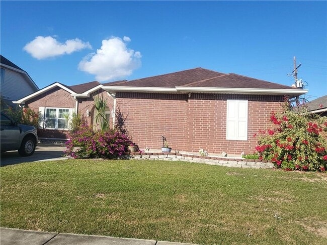 827 Charlie Dr in Gretna, LA - Foto de edificio - Building Photo