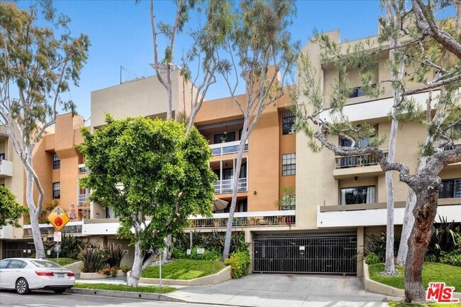 740 Kings Rd in Los Angeles, CA - Building Photo - Building Photo