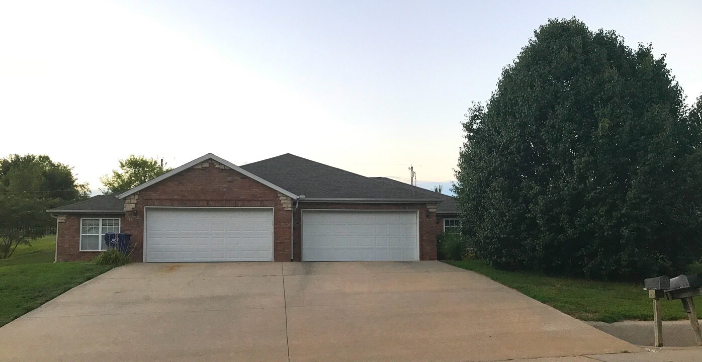 McVey Duplex in Mt Vernon, MO - Building Photo