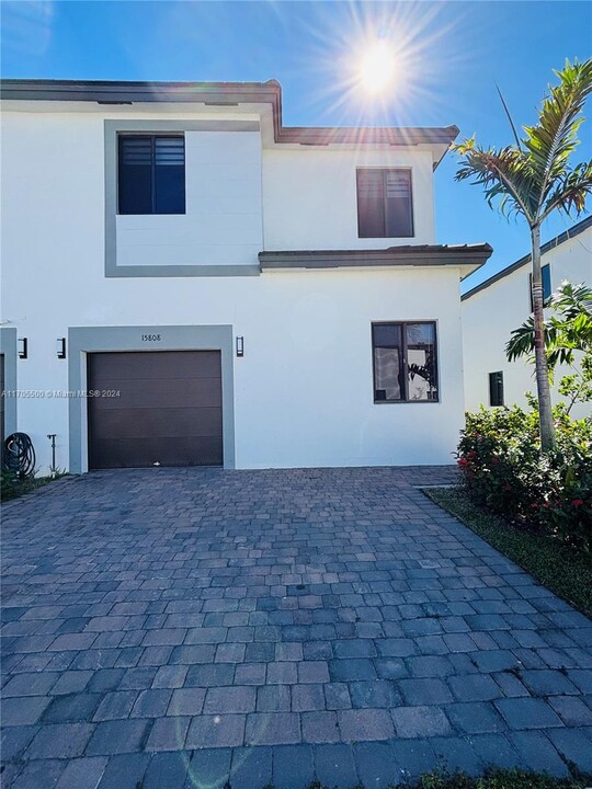 15808 SW 136 Way in Miami, FL - Building Photo