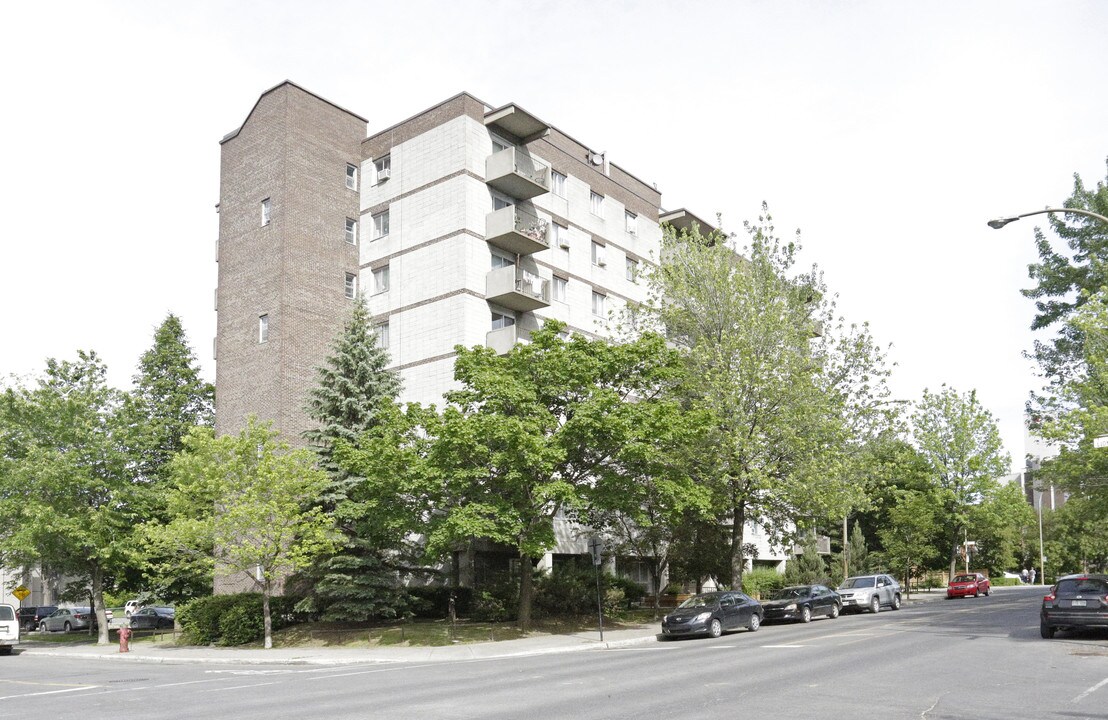 Habitations Des Fleurs A in Montréal, QC - Building Photo