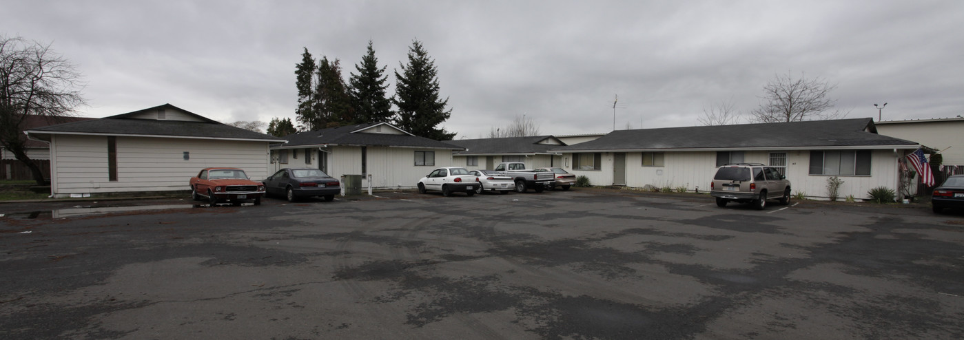 Pinewood Apartments in Vancouver, WA - Building Photo