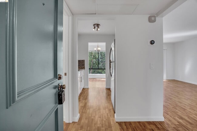 490 N Civic Dr in Walnut Creek, CA - Building Photo - Building Photo