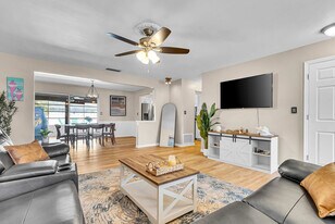 897 Imperial Dr in Largo, FL - Building Photo