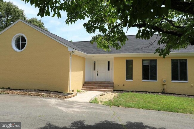 901 Walker Rd in Great Falls, VA - Building Photo - Building Photo