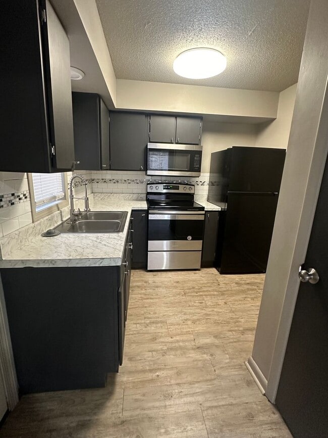 property at 1905 W Nettleton Ave